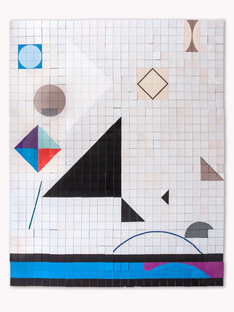 Gemometrische Formen verschiedener Farbe auf weißem Grund, mosaikartig